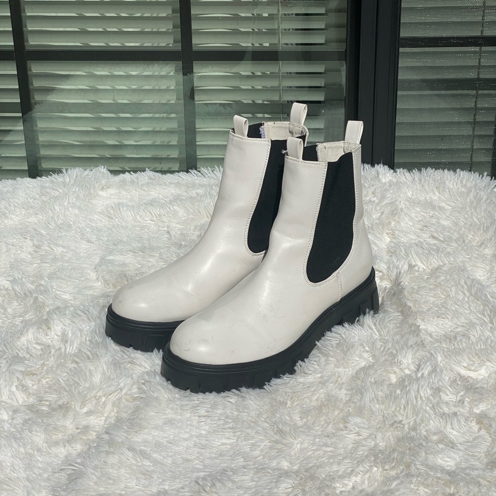 Forever 21 White & Black Combat Shoes Size 8